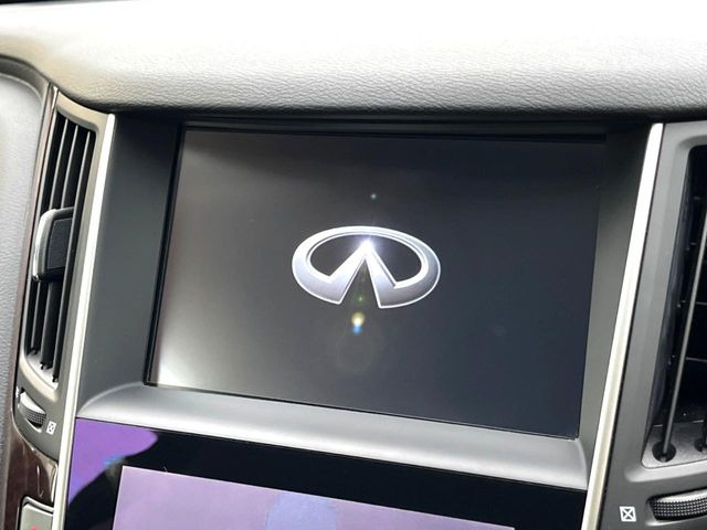 【メーカー純正ナビ】インテリアに溶け込むスタイリッシュな「専用設計」メーカーナビを装備♪視認性や操作性など基本性能にも優れ、より上質なカーライフをお楽しみいただけます。