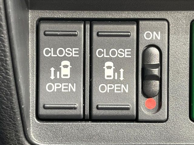 【両側パワースライドドア】スマートキーや運転席のスイッチで後席両側スライドドアの開閉が可能♪電動だから力を入れてドアを開ける必要が無く、小さなお子様でも簡単に開け閉めでき快適です♪