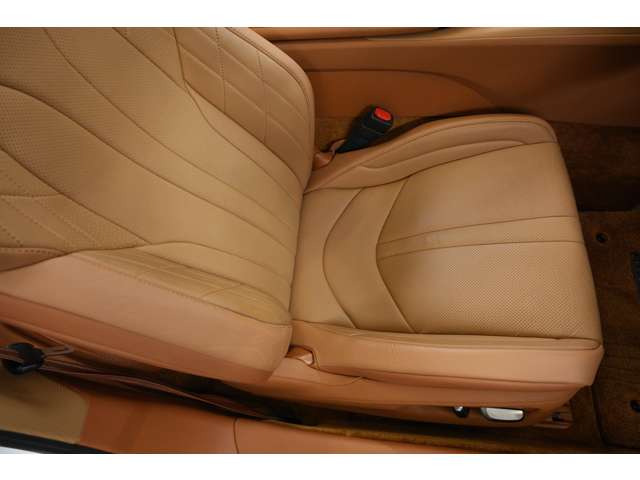 �V�[�g�q�[�^�[����уx���`���[�V�����𑕔����Ă���܂��B�ď�̃I�[�v�����s�ł͑����@�\���A�~��͒g�[�@�\�����􂵁A��N��ʂ��ĉ��K�ɂ��߂������������܂��B
