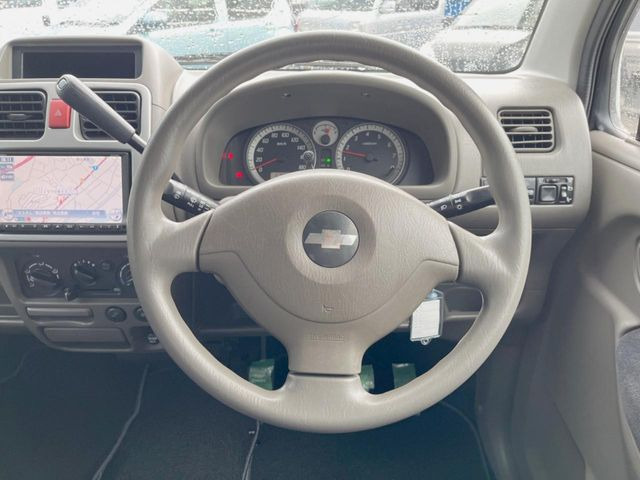 �C���e���A�ɍ��킹���f�U�C���̃X�e�A�����O�́A�^�]�������̂��Ƃ��l���A�^�]���₷���`��A�傫���ł��B�����x�A���ۂɐG���Ă��m���߂��������B