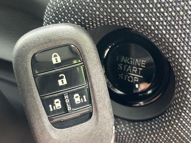 �yHonda�X�}�[�g�L�[�z�J�o����|�P�b�g�ɓ��ꂽ�܂܂ł��h�A�̎{���E�������\�ȃX�}�[�g�L�[�𑕔��B�G���W���̃I���E�I�t�����J�M�����o���K�v����������Ƃ��Ă��֗��ł���