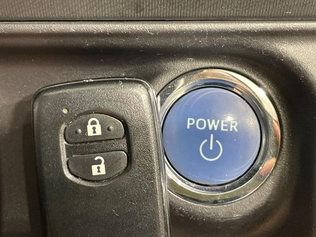 【スマートキー】カバンやポケットに入れたままでもドアの施錠・解錠が可能なスマートキーを装備。エンジンのオン・オフ時もカギを取り出す必要が無いからとっても便利です♪