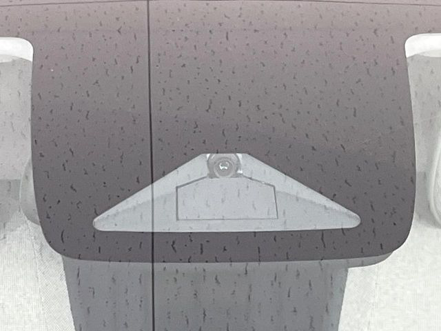 【ホンダセンシング】走行中に前方の車両等を認識し、衝突しそうな時は警報とブレーキで衝突回避と被害軽減をアシスト。より安全にドライブをお楽しみいただけます。