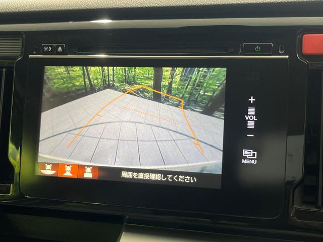 【バックカメラ】駐車時に後方がリアルタイム映像で確認できます。大型商業施設や立体駐車場での駐車時や、夜間のバック時に大活躍!運転スキルに関わらず、今や必須となった装備のひとつです!