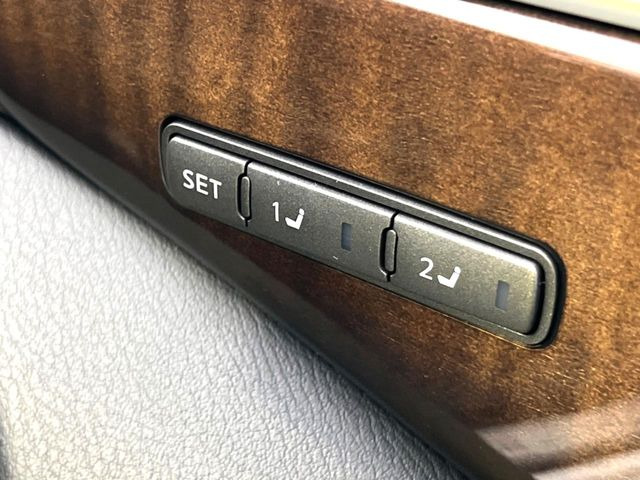 【メモリー機能付きパワーシート】ドライバーごとに設定したシート位置を記憶して、ボタン一つで切り替えできる便利な機能!運転する方が複数名いらっしゃるご家庭におすすめです♪