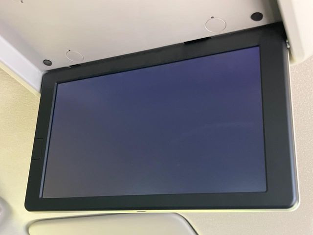 【フリップダウンモニター】大画面モニターで後席でもエンタメをお楽しみいただけます。小さなお子様にも大人気の装備です♪