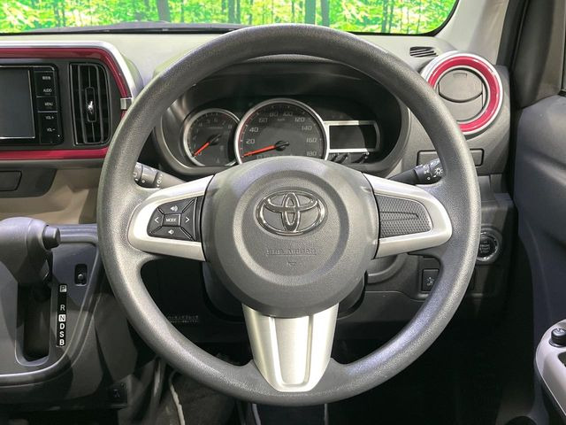 �C���e���A�ɍ��킹���f�U�C���̃X�e�A�����O�́A�^�]�������̂��Ƃ��l���A�^�]���₷���`��A�傫���ł��B�����x�A���ۂɐG���Ă��m���߂��������B