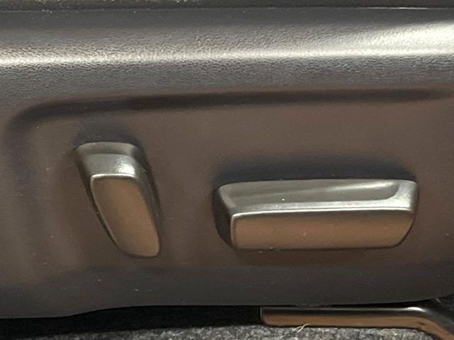 【パワーシート】スイッチ一つで簡単にシートの微調整が可能!電動だから力もいりません!快適なシートポジションにセットして、快適なドライブをお楽しみください。