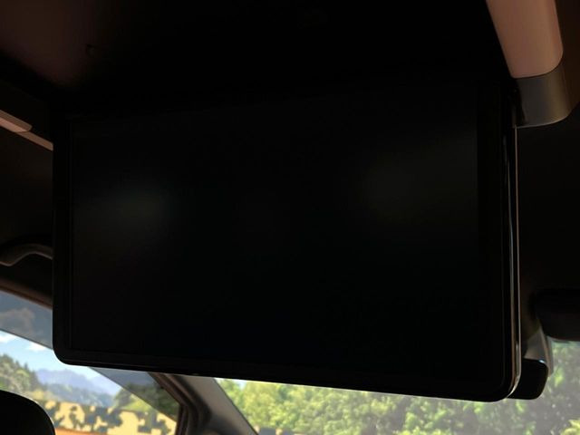 【フリップダウンモニター】大画面モニターで後席でもエンタメをお楽しみいただけます。小さなお子様にも大人気の装備です♪