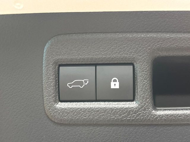 【パワーバックドア】スマートキーや運転席のボタンを押すだけでリアゲートが自動で開閉します!荷物を持っている時や、高い位置にあるバックドアを閉める際に便利な機能です♪
