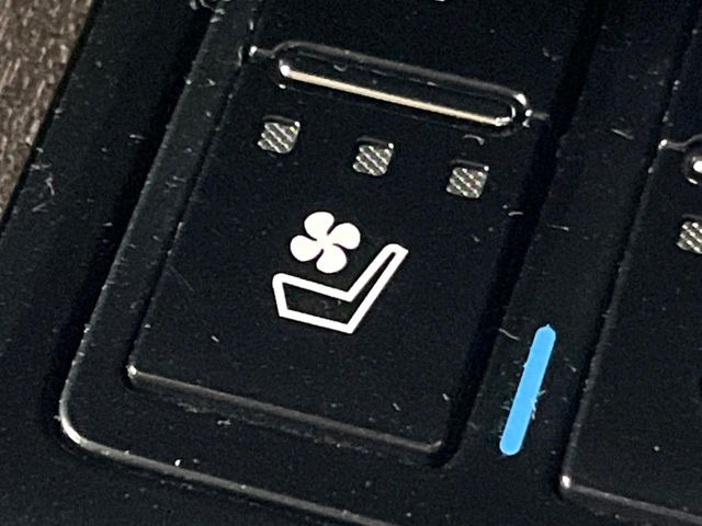 【シートヒーター&ベンチレーション】夏場は涼しい風でお尻や背中の熱やムレを防ぎ、冬はエアコンよりも早く温まってポカポカに!季節を問わず快適に過ごせます。