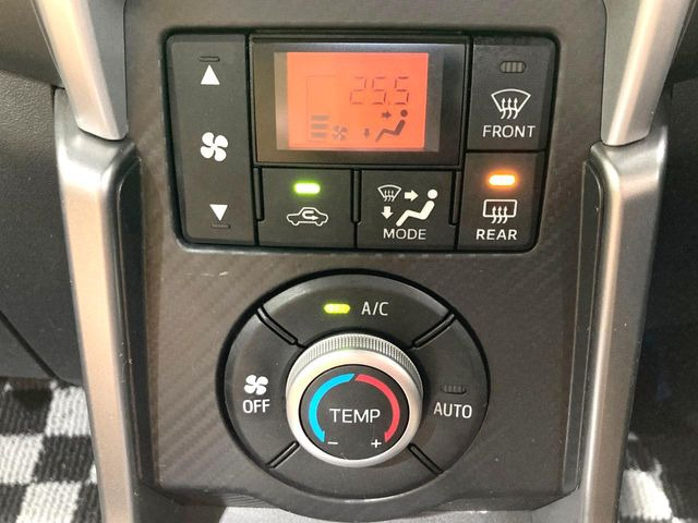 【オートエアコン】一度お好みの温度に設定すれば、車内の温度を検知し風量や温度を自動で調整。暑い&hellip;寒い&hellip;と何度もスイッチ操作をする必要はありません。快適な車内空間には必須の機能ですね♪