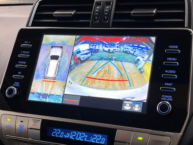 【マルチテレインモニター】車のフロントやサイドのカメラ画像を同時にモニター表示することで、悪路や狭い道を走行時でも周囲の状況確認ができ安心!本格SUVにうれしい装備です♪