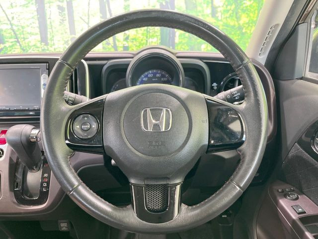 �C���e���A�ɍ��킹���f�U�C���̃X�e�A�����O�́A�^�]�������̂��Ƃ��l���A�^�]���₷���`��A�傫���ł��B�����x�A���ۂɐG���Ă��m���߂��������B