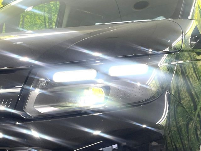 【LEDヘッドライト】悪天候や夜間走行時も良好な視界を確保し安心して運転できる高輝度LEDヘッドライトを装備!点灯速度が早く、消費電力も抑えられています。