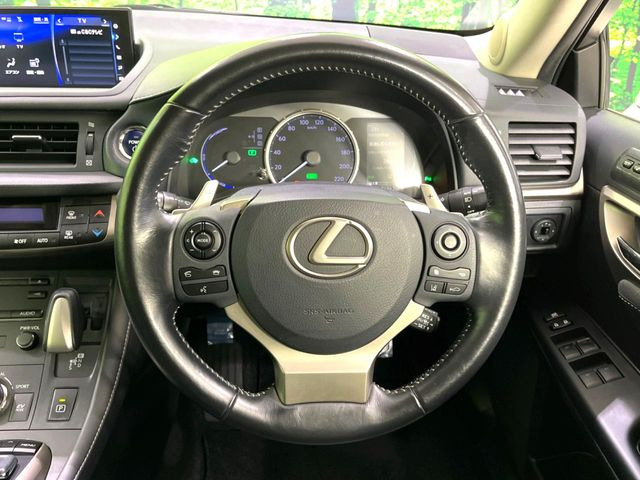 �C���e���A�ɍ��킹���f�U�C���̃X�e�A�����O�́A�^�]�������̂��Ƃ��l���A�^�]���₷���`��A�傫���ł��B�����x�A���ۂɐG���Ă��m���߂��������B
