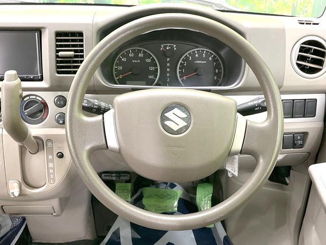 �C���e���A�ɍ��킹���f�U�C���̃X�e�A�����O�́A�^�]�������̂��Ƃ��l���A�^�]���₷���`��A�傫���ł��B�����x�A���ۂɐG���Ă��m���߂��������B