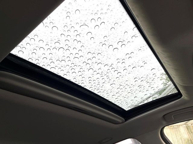 【サンルーフ】開放感たっぷりの希少装備、サンルーフが装着されています!車内に明かりを取り入れたり景色を楽しむ以外にも、車内の空気も簡単に換気できて快適です!