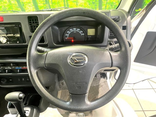 �C���e���A�ɍ��킹���f�U�C���̃X�e�A�����O�́A�^�]�������̂��Ƃ��l���A�^�]���₷���`��A�傫���ł��B�����x�A���ۂɐG���Ă��m���߂��������B