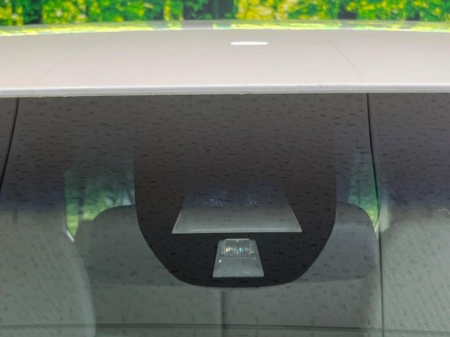 【シティブレーキアクティブシステム】低速走行中に前方の車両等を認識し、衝突しそうな時は警報とブレーキで衝突回避と被害軽減をアシスト。より安全にドライブをお楽しみいただけます。