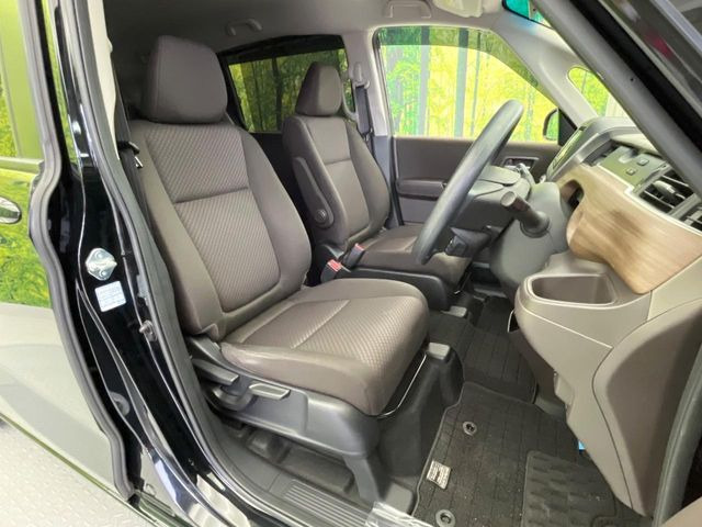 運転席シート廻りは使用感も少なく、良好な状態となっています。丁寧に使われていたことがよくわかりますね。