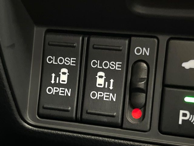 【両側パワースライドドア】スマートキーや運転席のスイッチで後席両側スライドドアの開閉が可能♪電動だから力を入れてドアを開ける必要が無く、小さなお子様でも簡単に開け閉めでき快適です♪