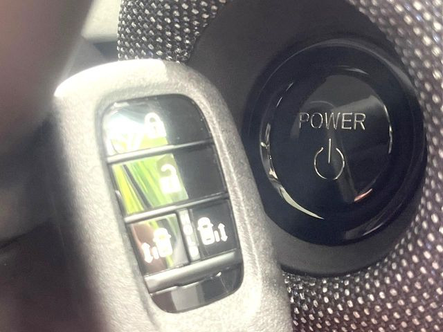 【Hondaスマートキー】カバンやポケットに入れたままでもドアの施錠・解錠が可能なスマートキーを装備。エンジンのオン・オフ時もカギを取り出す必要が無いからとっても便利です♪