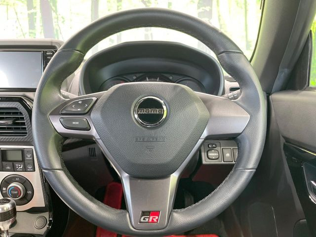 �C���e���A�ɍ��킹���f�U�C���̃X�e�A�����O�́A�^�]�������̂��Ƃ��l���A�^�]���₷���`��A�傫���ł��B�����x�A���ۂɐG���Ă��m���߂��������B