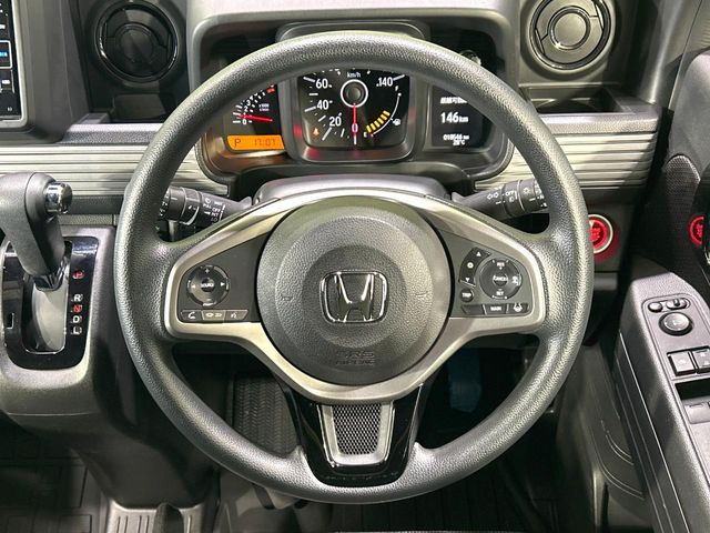 �C���e���A�ɍ��킹���f�U�C���̃X�e�A�����O�́A�^�]�������̂��Ƃ��l���A�^�]���₷���`��A�傫���ł��B�����x�A���ۂɐG���Ă��m���߂��������B
