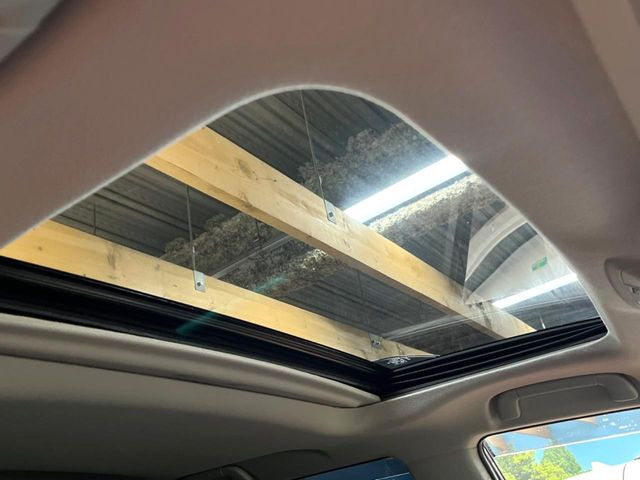 【サンルーフ】開放感たっぷりの希少装備、サンルーフが装着されています!車内に明かりを取り入れたり景色を楽しむ以外にも、車内の空気も簡単に換気できて快適です!