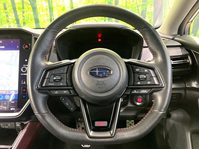 �C���e���A�ɍ��킹���f�U�C���̃X�e�A�����O�́A�^�]�������̂��Ƃ��l���A�^�]���₷���`��A�傫���ł��B�����x�A���ۂɐG���Ă��m���߂��������B