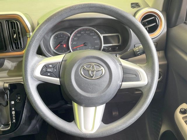 �C���e���A�ɍ��킹���f�U�C���̃X�e�A�����O�́A�^�]�������̂��Ƃ��l���A�^�]���₷���`��A�傫���ł��B�����x�A���ۂɐG���Ă��m���߂��������B