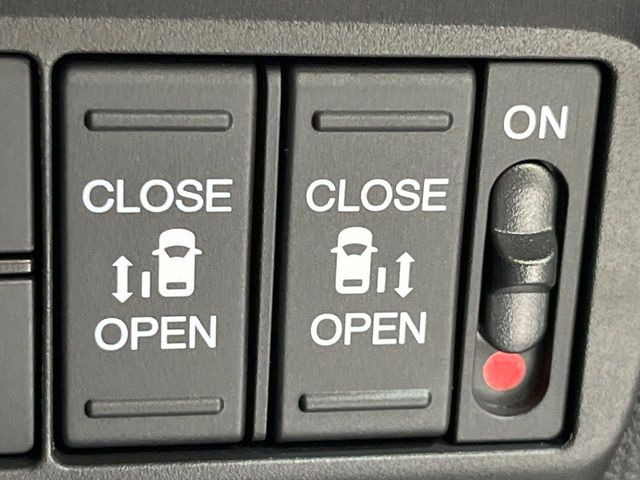 【両側パワースライドドア】スマートキーや運転席のスイッチで後席両側スライドドアの開閉が可能♪電動だから力を入れてドアを開ける必要が無く、小さなお子様でも簡単に開け閉めでき快適です♪