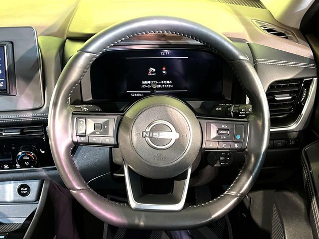 �C���e���A�ɍ��킹���f�U�C���̃X�e�A�����O�́A�^�]�������̂��Ƃ��l���A�^�]���₷���`��A�傫���ł��B�����x�A���ۂɐG���Ă��m���߂��������B