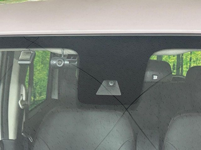 【インテリジェントエマージェンシーブレーキ】フロントカメラで前方の車両や歩行者を検知。衝突しそうな時は衝突被害軽減ブレーキが作動、衝突回避をサポート。より安全にドライブをお楽しみいただけます。