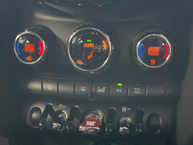 ●デュアルオートエアコン:運転席・助手席それぞれで温度設定が可能な独立式オートエアコンを標準装備しております!