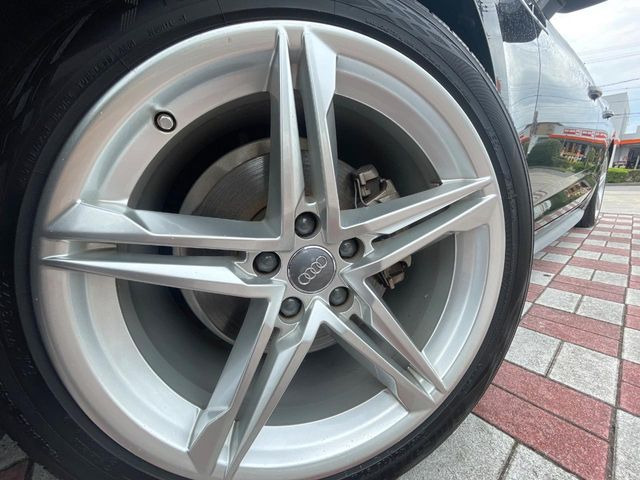 ●純正18インチアルミホイール:輸入車ならではの卓越した走りを支えるホイールと足回りです!日本車の走りに慣れている方にもぜひ体感して頂きたいほど、高いレベルでまとまっています!