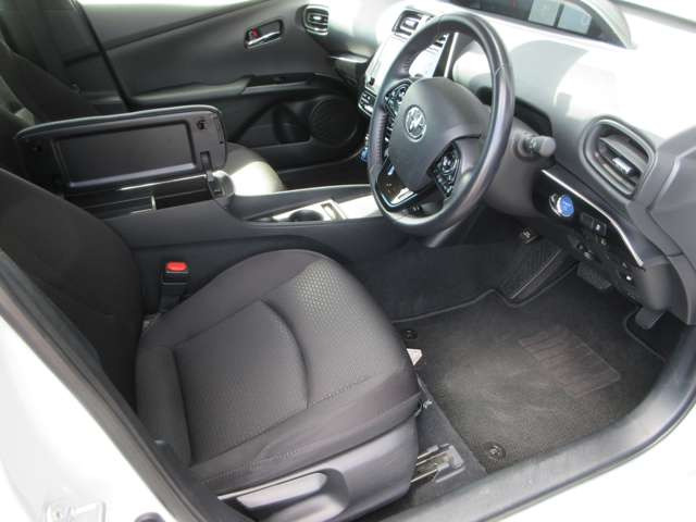 【レンタアップ車】レンタカー車両は、徹底した点検・整備・清掃が義務づけられております。そのため通常使用されていたお車よりも高品質な状態を保たれていると言えます。