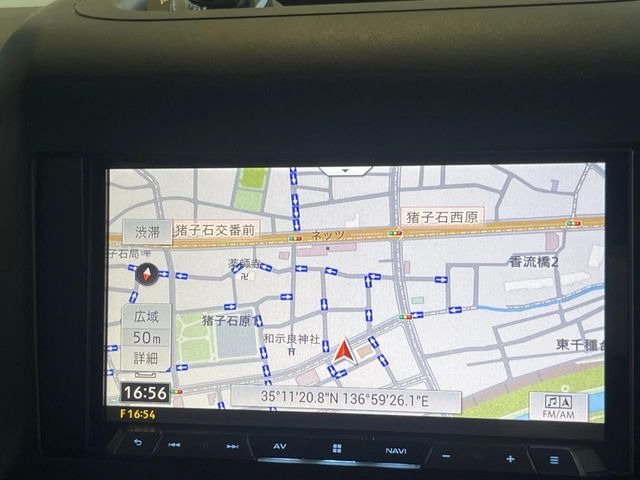 ���i�r�𑕔����Ă���܂��B