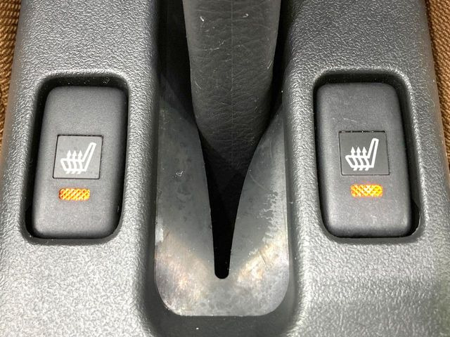 【シートヒーター】寒い日に重宝するシートヒーター!エアコンより早く温まってくれるので寒がりの人も安心ですね♪エアコンの温風は乾燥するから苦手、という方にもをおすすめです。