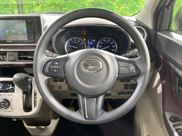 �C���e���A�ɍ��킹���f�U�C���̃X�e�A�����O�́A�^�]�������̂��Ƃ��l���A�^�]���₷���`��A�傫���ł��B�����x�A���ۂɐG���Ă��m���߂��������B