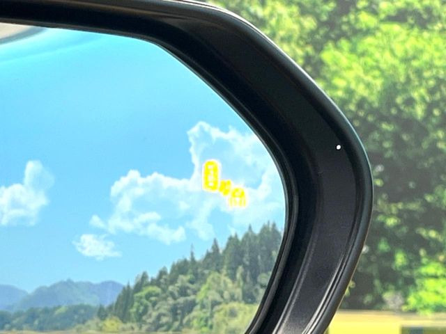 【ブラインドスポットモニター】走行中、ドアミラーの死角になりやすい箇所に後続車が接近するとサイドミラーのレンズに警告を表示!ドライバーに注意喚起をしてくれます。