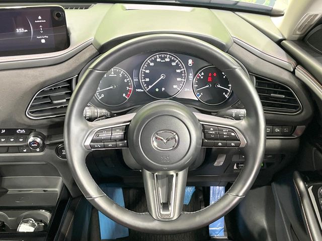 【ステアリングヒーター】冬場に冷たくなりやすい革巻きステアリングを、スイッチ一つで素早く適温に!エアコンよりも早く温まってくれるので、寒い日の運転も快適になりますね♪