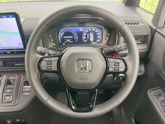 �C���e���A�ɍ��킹���f�U�C���̃X�e�A�����O�́A�^�]�������̂��Ƃ��l���A�^�]���₷���`��A�傫���ł��B�����x�A���ۂɐG���Ă��m���߂��������B