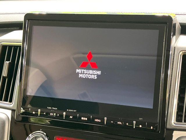 【純正10インチナビ】人気の純正ナビを装備しております。ナビの使いやすさはもちろん、オーディオ機能も充実!キャンプや旅行はもちろん、通勤や買い物など普段のドライブも楽しくなるはず♪