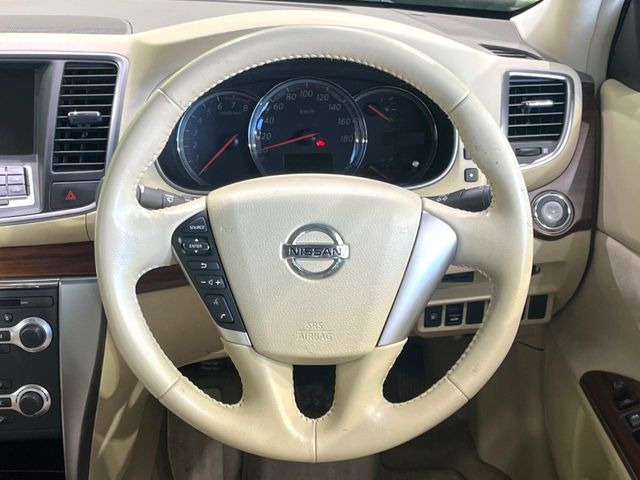 �C���e���A�ɍ��킹���f�U�C���̃X�e�A�����O�́A�^�]�������̂��Ƃ��l���A�^�]���₷���`��A�傫���ł��B�����x�A���ۂɐG���Ă��m���߂��������B