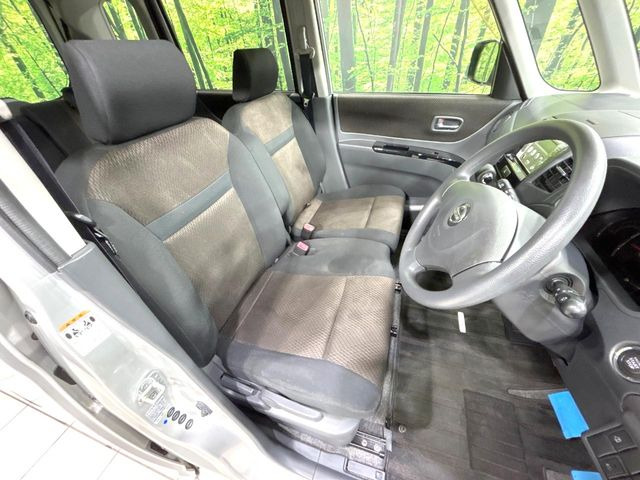 運転席シート廻りは使用感も少なく、良好な状態となっています。前オーナー様が丁寧に使っていたことがよくわかりますね。