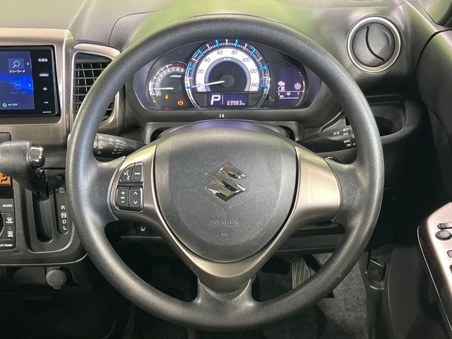 �C���e���A�ɍ��킹���f�U�C���̃X�e�A�����O�́A�^�]�������̂��Ƃ��l���A�^�]���₷���`��A�傫���ł��B�����x�A���ۂɐG���Ă��m���߂��������B