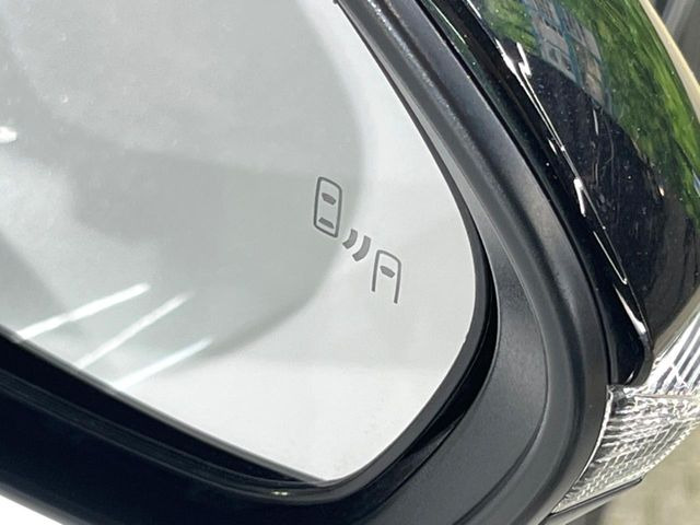 【ブラインドスポットモニター】走行中、ドアミラーの死角になりやすい箇所に後続車が接近するとサイドミラーのレンズに警告を表示!ドライバーに注意喚起をしてくれます。