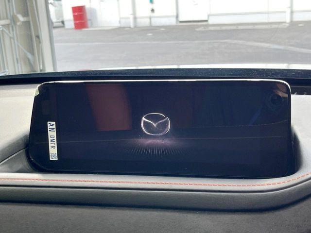 【10.25インチマツダコネクト】車内の雰囲気にマッチした大型ディスプレイ。スマホ接続でのナビ使用やBluetooth再生等、様々な機能が楽しめます。直感的なダイヤル操作が可能で、使い勝手も良好です。